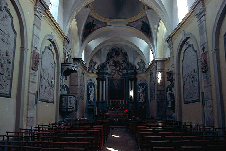 Nef et choeur vus depuis l'entrée