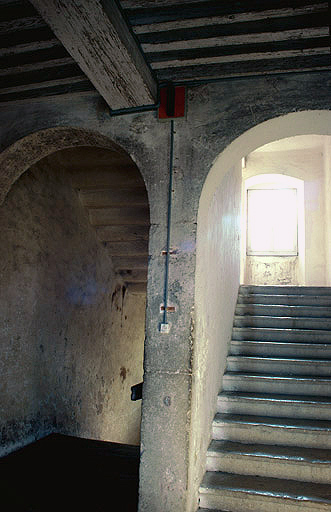 Escalier du corps de bâtiment central sur cour