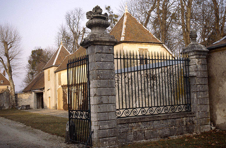 Grille fermant l'avant-cour et bâtiment est des communs