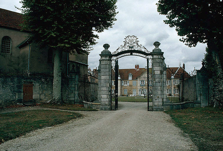 Grille d'entrée dans la cour d'honneur