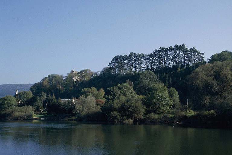 Vue depuis la rive droite du Doubs au nord-ouest