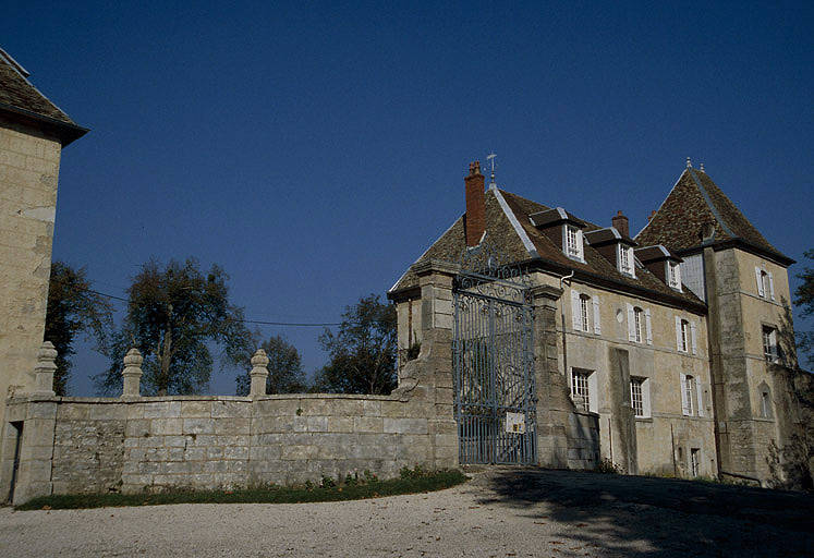 Entrée sud dans la cour entre les pavillons