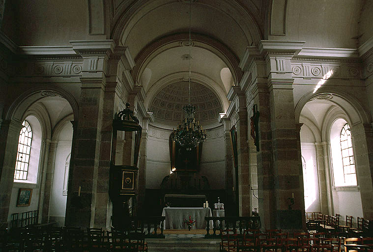 Nef et choeur vus depuis l'entrée