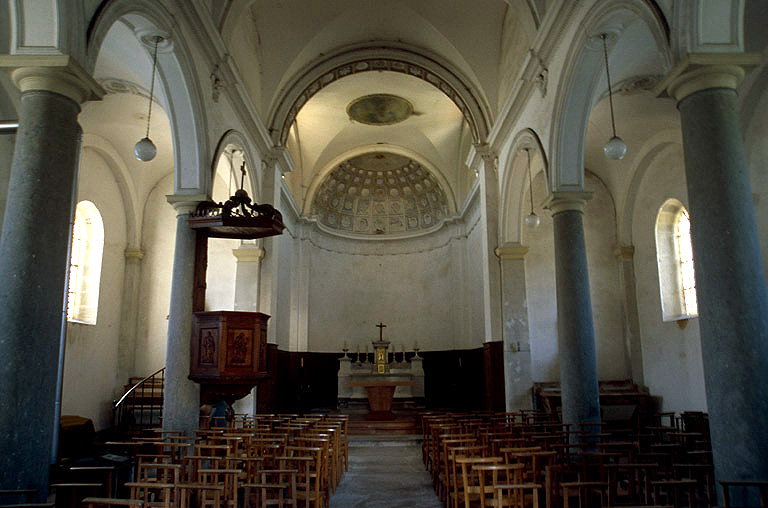 Nef et choeur vus depuis l'entrée