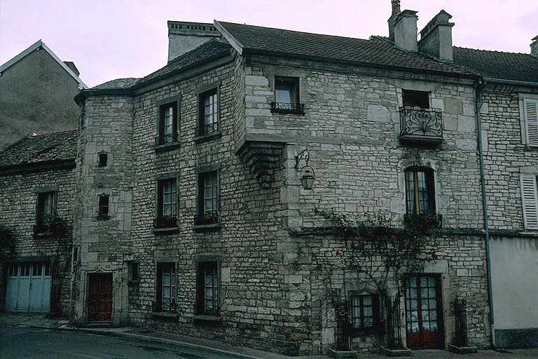 Façades nord et ouest sur la place