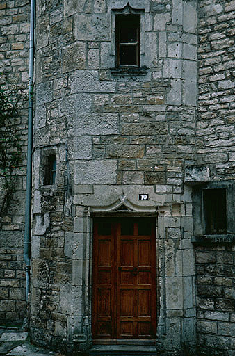 Façade nord sur la place : tour d'escalier