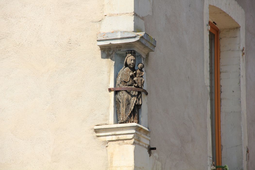 niche, statue : Vierge à l’Enfant à l’angle des façades sur rues