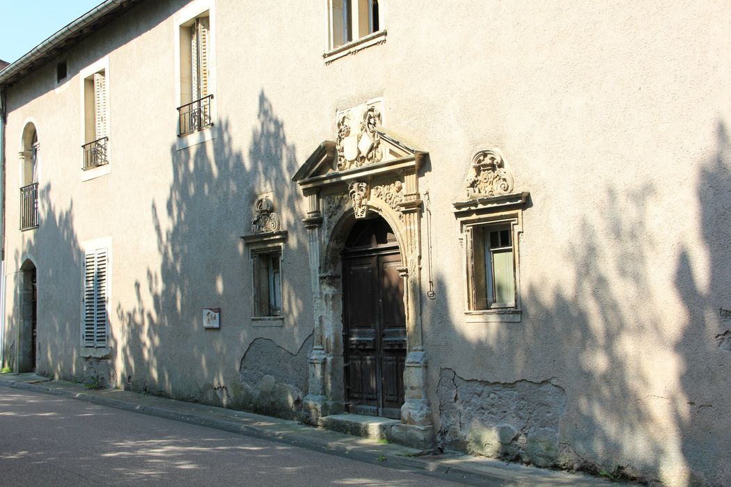 façade sur rue, vue partielle