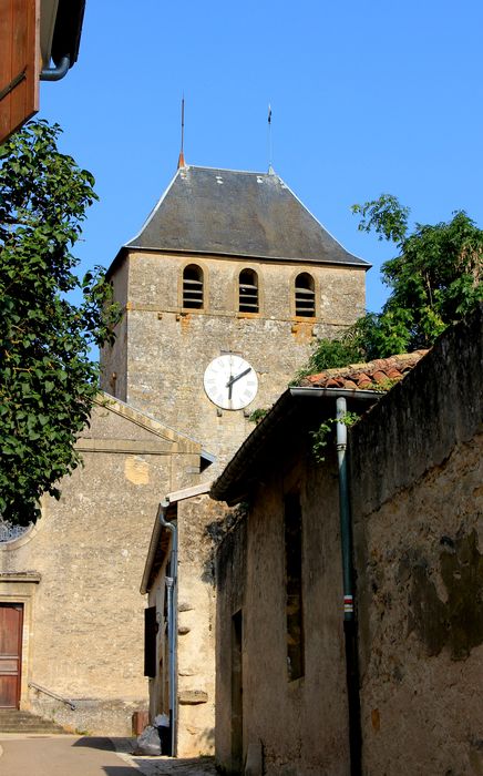 vue partielle de l’église dans son environnement urbain