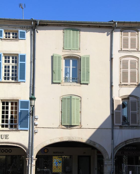 façade sur rue, vue générale