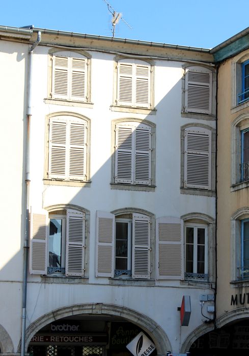 façade sur rue, vue générale