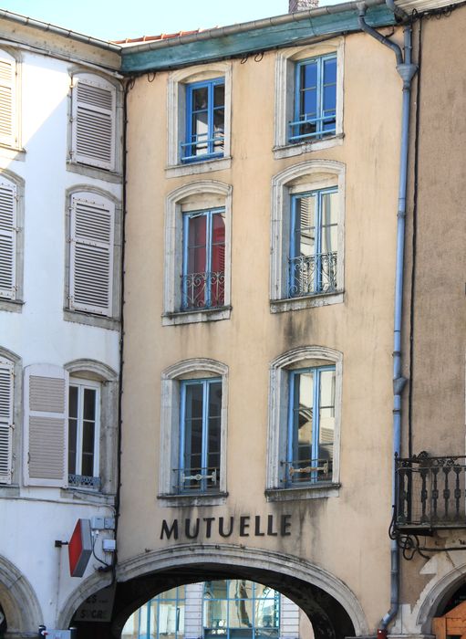 façade sur rue, vue générale