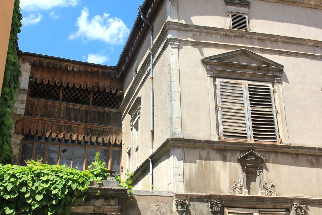 vue partielle des façades sur rue et sur la courette