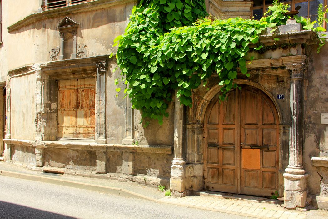 portail d’accès sud-est sur rue, vue générale