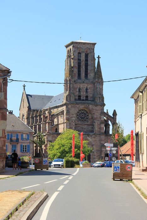 vue générale de l’église dans son environnement depuis l’Est