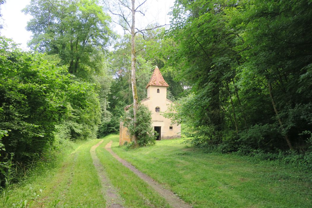 vue partielle de la chapelle dans son environnement