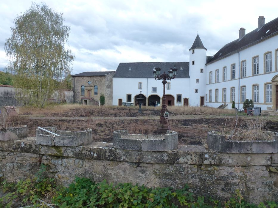 ailes ouest et sud, façades nord et est sur cour