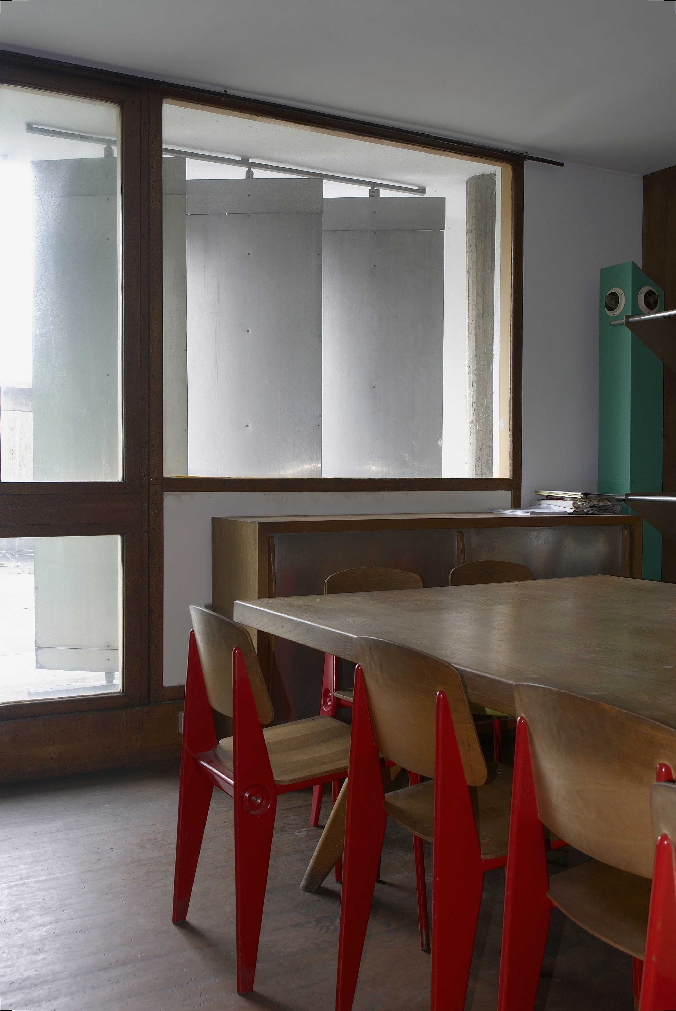 salle de réunion : table de réunion et chaises de type III