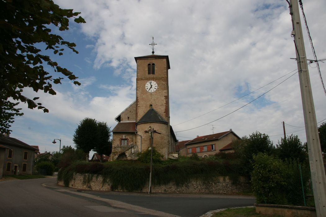 vue générale de l’église dans son environnement depuis l’Est