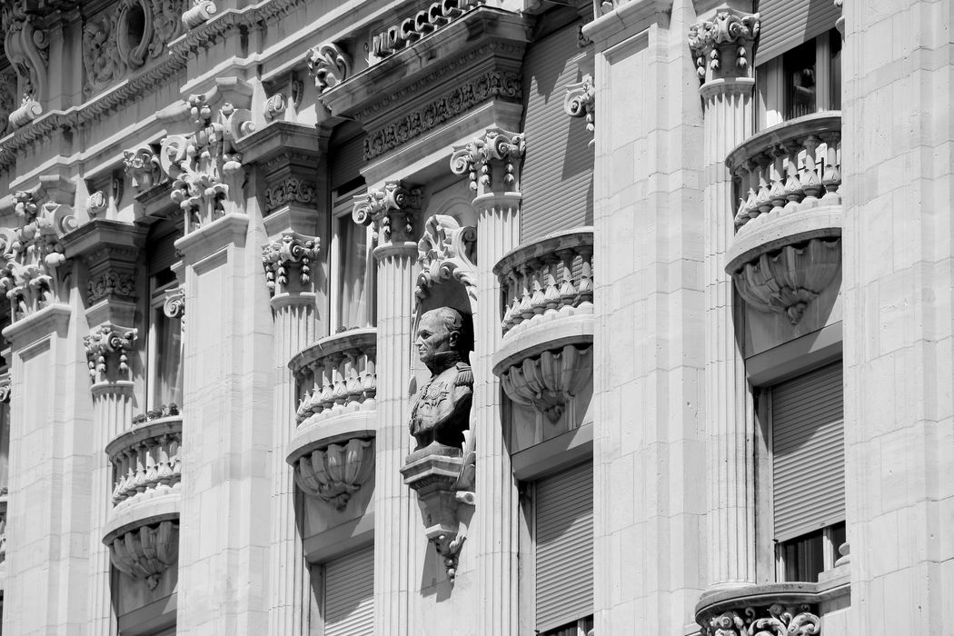 façade sur rue, vue partielle