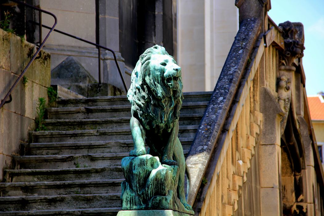 escalier extérieur, détail d’une statue