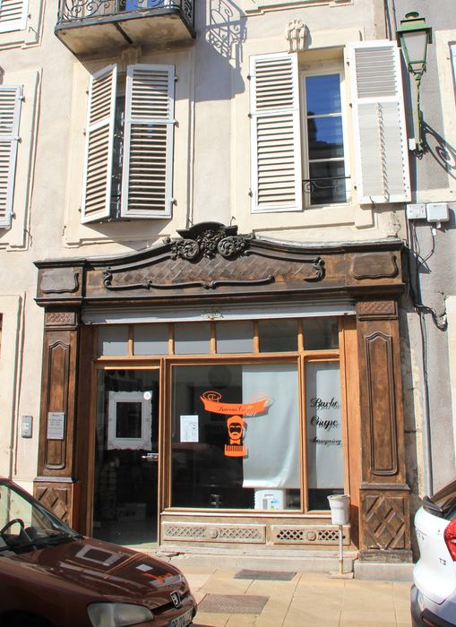 façade sur rue, vue partielle