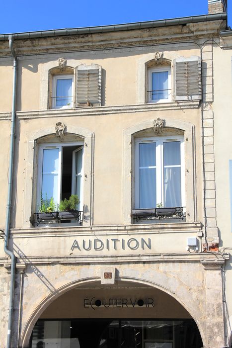 façade sur rue, vue partielle