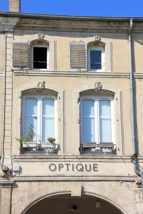 façade sur rue, vue partielle