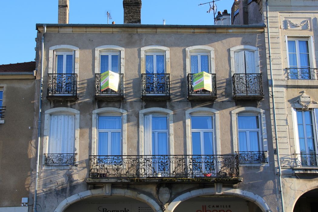 façade sur rue, vue partielle