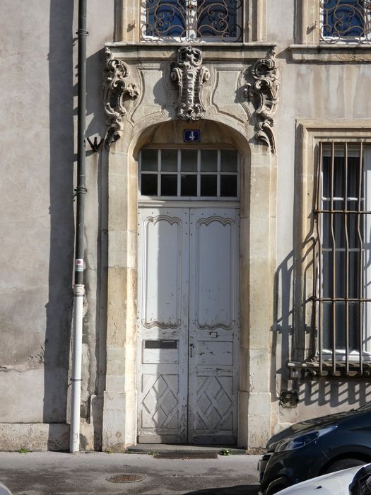 porte d’accès sur rue