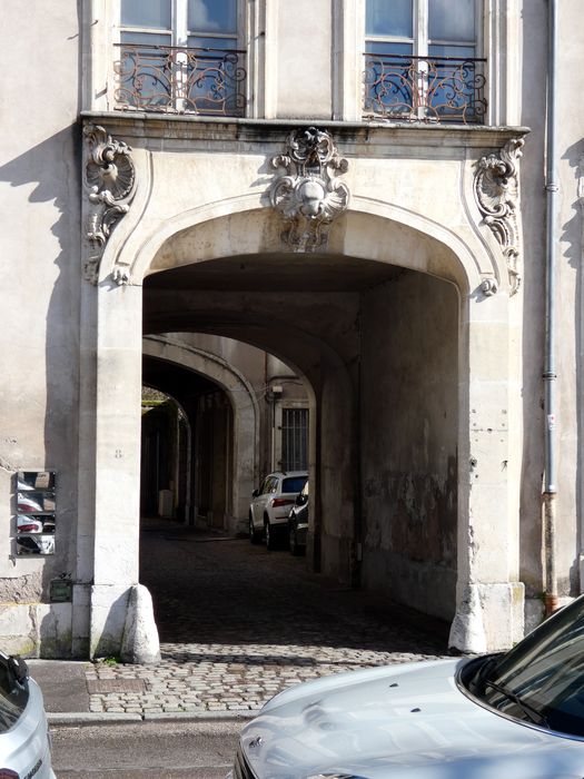 porche d’accès sur rue