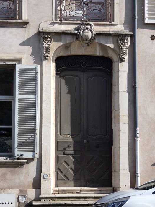 porte d’accès sur rue