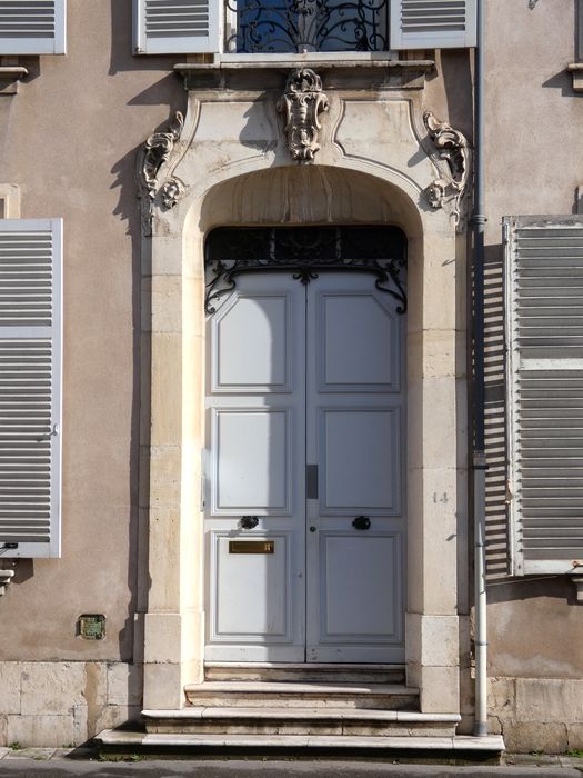 porte d’accès sur rue