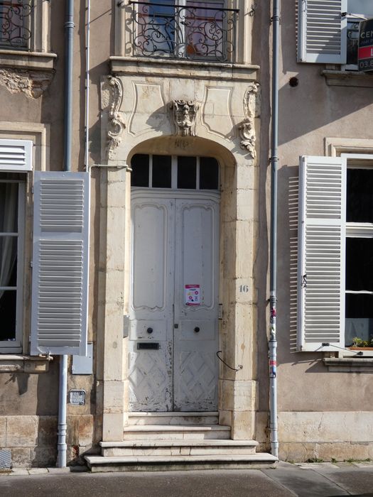 porte d’accès sur rue