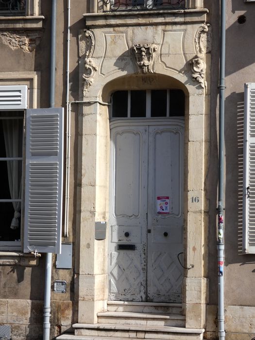 porte d’accès sur rue