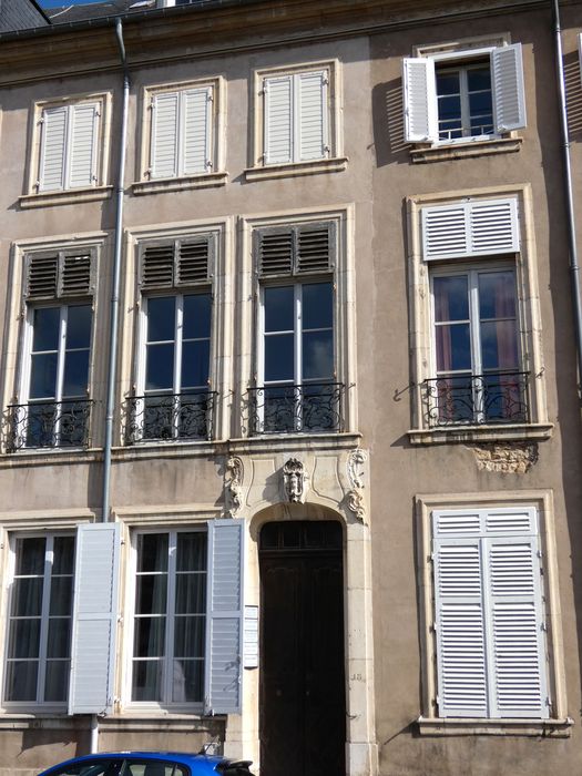 façade sur rue, vue partielle