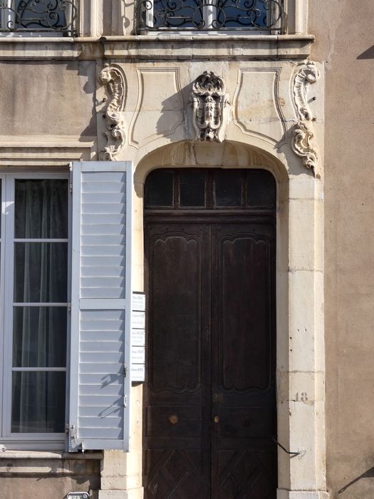 porte d’accès sur rue