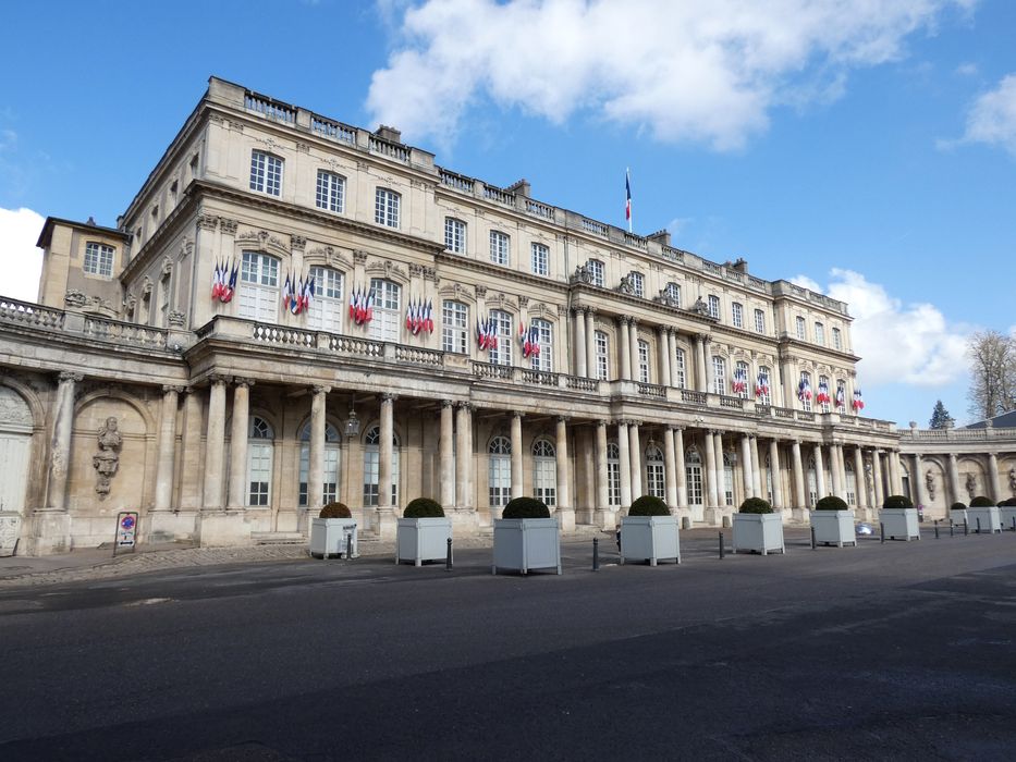 façade sur la place