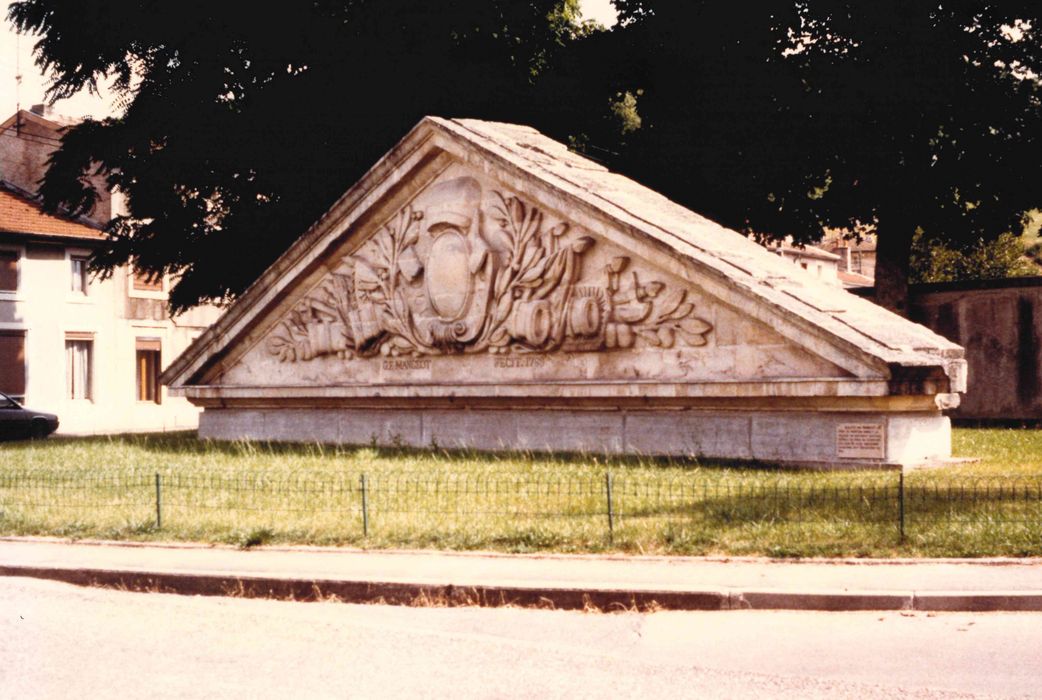 fronton sculpté déposé