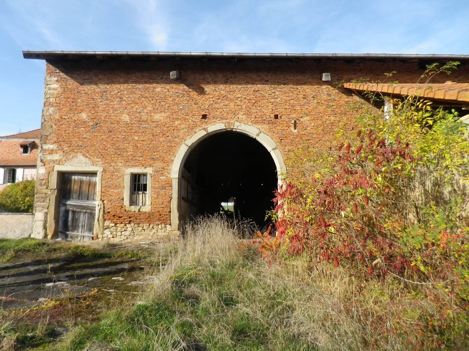 grange, façade sud, vue partielle