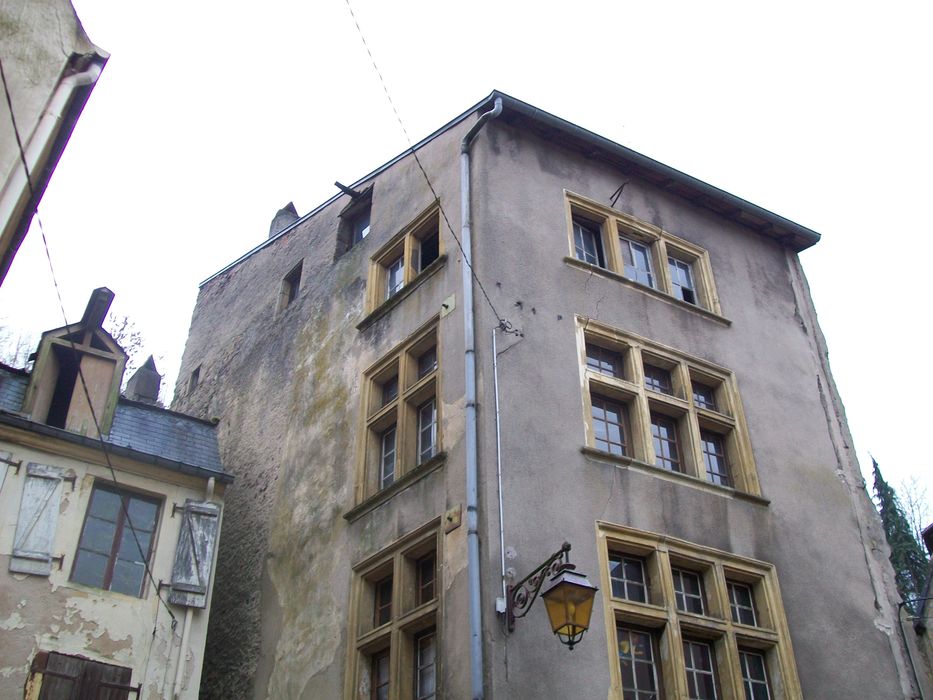 façades sur rue, vue partielle