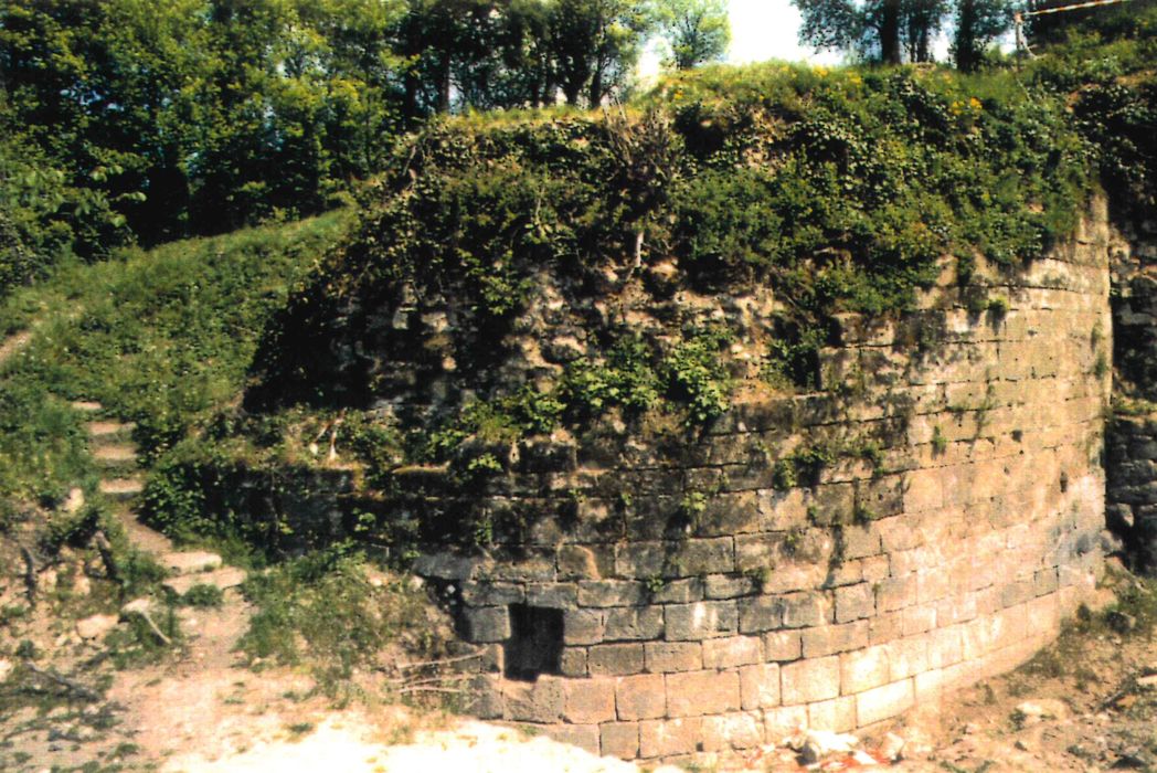 vestiges de la tour aux Prêtres