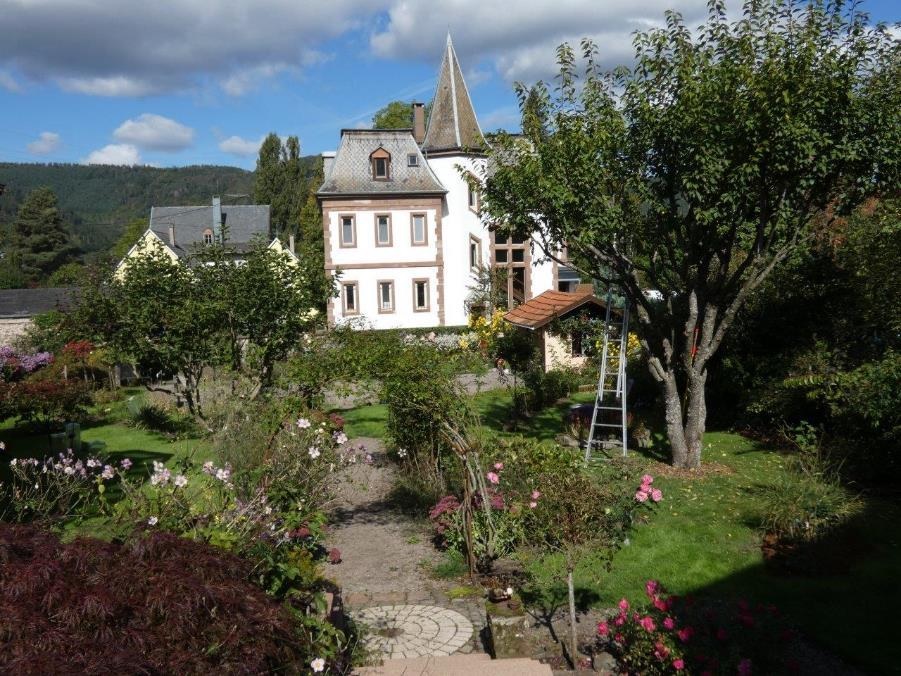 Vue de l’arrière de l’auberge A la Couronne verte, avec le Castel del Monte