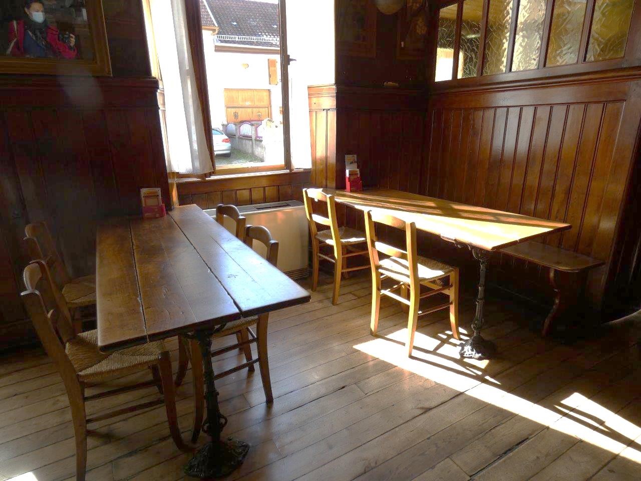 Vue de l’auberge A la Couronne verte, détail intérieur, vue sur la rue