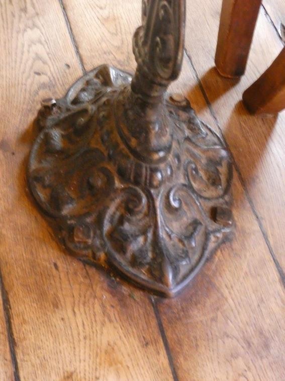 Détail d’un pied de table de l’auberge A la Couronne
vert