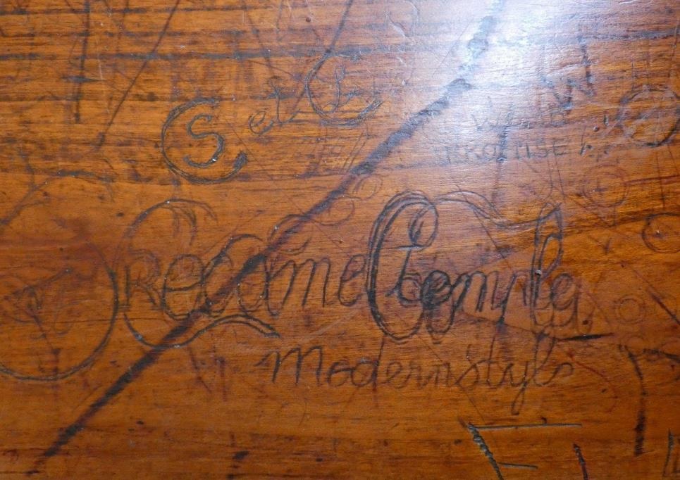 Détail de graffitis d’une table de l’auberge A la Couronne verte