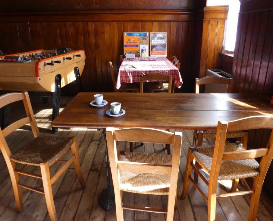 Vue de la deuxième table derrière le sas de l’auberge A la Couronne verte