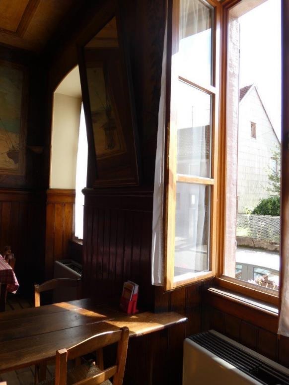 Vue sur la rue depuis l’intérieur de l’auberge A la Couronne verte