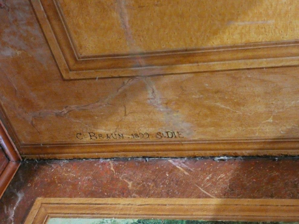 Détail de la signature et de la date de la peinture murale du plafond, côté est de l’auberge A la Couronne
verte