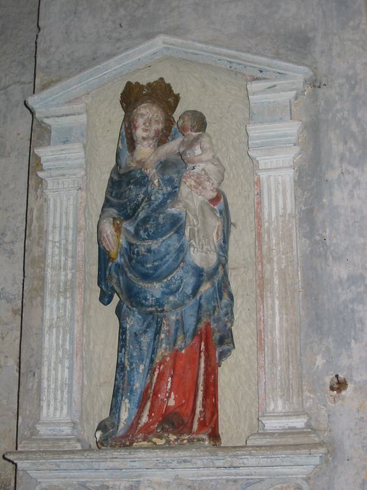 statue : Vierge à l'Enfant tenant une pomme